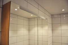 Kakel-och-spegelskåp-i-badrum-1